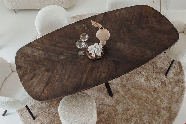 Welke vorm eettafel past het beste bij jouw interieur?